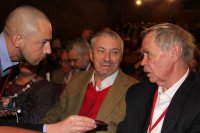 На снимке: Владимир Григорьевич Бондаренко (в центре), Валентин Григорьевич Распутин (справа) отвечают на вопросы журналиста.