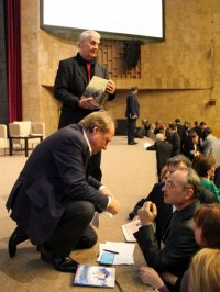 Инициатор встречи Владимир Ильич Толстой (слева, на переднем плане) и поэт Геннадий Николаевич Красников беседуют с писателями.