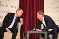 Обмен мнениями. Президент РФ Владимир Владимирович Путин и Владимир Ильич Толстой во время Российского литературного собрания.