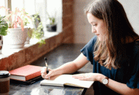 Девушка пишет стихи