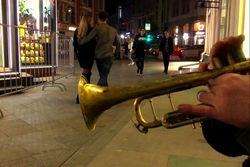 Стих играет на трубе