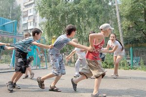 У нас во дворе стихи