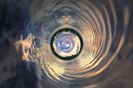 Стих вода в колодце