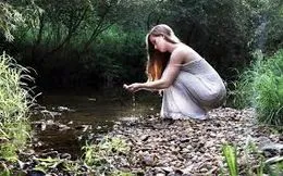 Бежит ручей стих