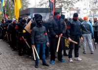 В толпе стихи